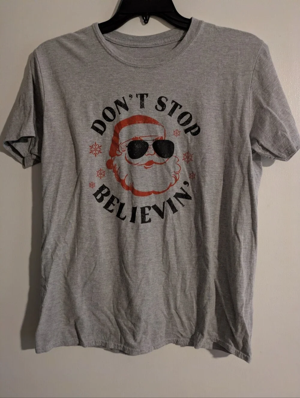 Don’t Stop Believin’ Santa Christmas T-Shirt Women’s Large Gray